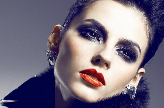 大小上鉤眼妝 嫵媚動(dòng)人