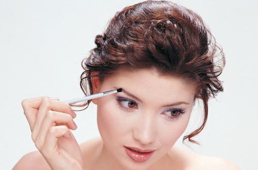 教你如何根據(jù)自己的臉型來(lái)修眉