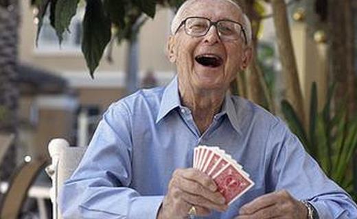 老人打牌消遣 時間不可超三小時