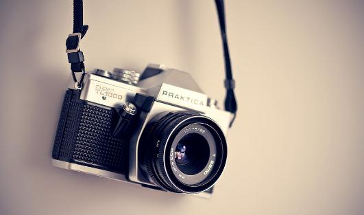 春節(jié)踏雪旅行如何在嚴(yán)寒中使用相機(jī)？