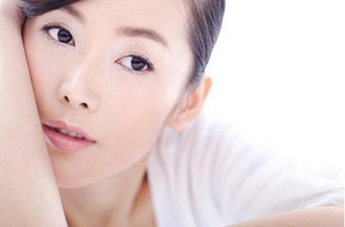 摸臉會長痘?調養祛痘有妙方