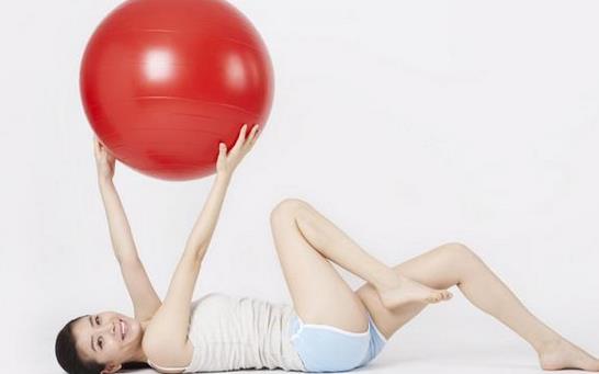 健身球操幫你美化背部線條