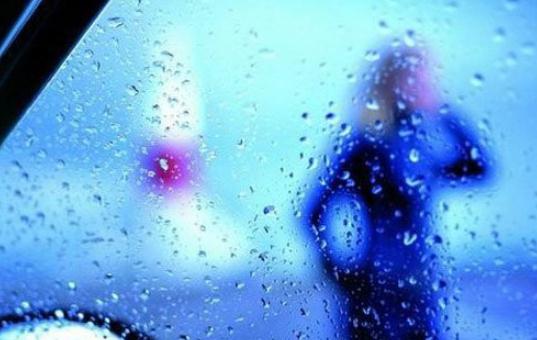 汽車擋風玻璃有霧怎么辦？