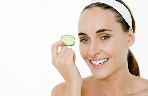 為何痘痘偏愛(ài)右臉頰?