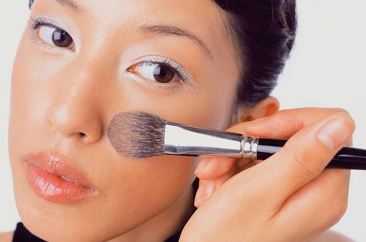 冬日煩惱 皮膚干燥為什么也長(zhǎng)痘