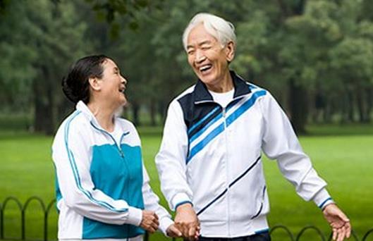 便秘怎么辦 老人扭著走可預(yù)防便秘