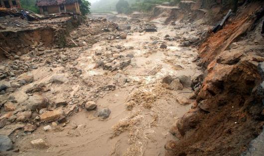 泥石流爆發后正確的逃生方法