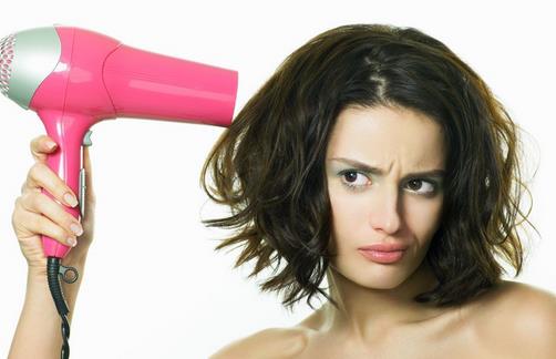 晚上帶濕發入睡危害多多