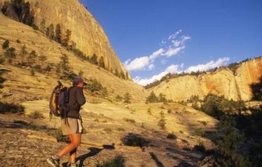 在雪地里迷路了怎么自救?