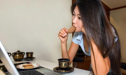 電腦美女月經不調需要及時補肝