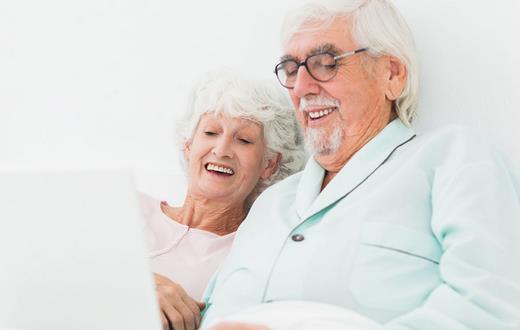 老年夫妻為何要同床睡？