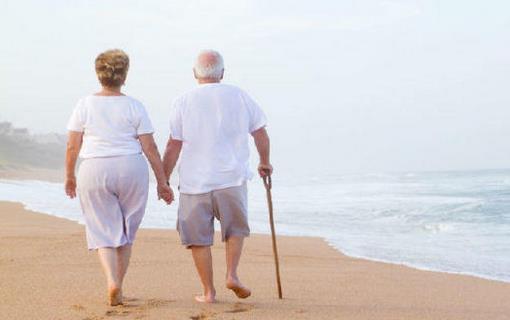 老人散步看體質 關節差別背手