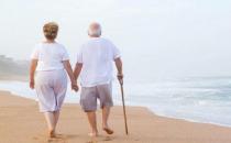 老人散步看體質 關節差別背手