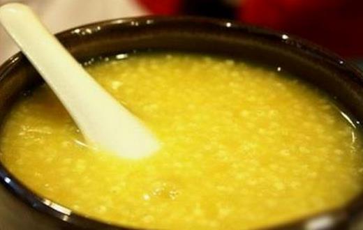 老人喝熱姜粥能暖胃 