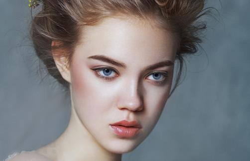 根據(jù)肌膚不同問題 分區(qū)涂抹粉底最風(fēng)靡