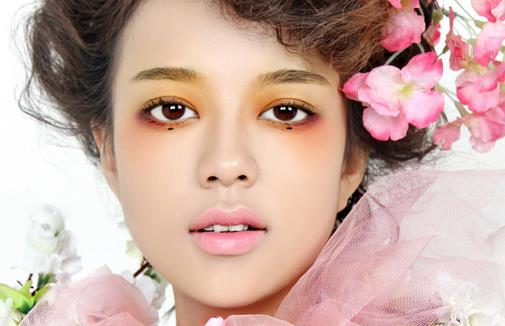 避免8個化妝誤區(qū),不要完美變假臉