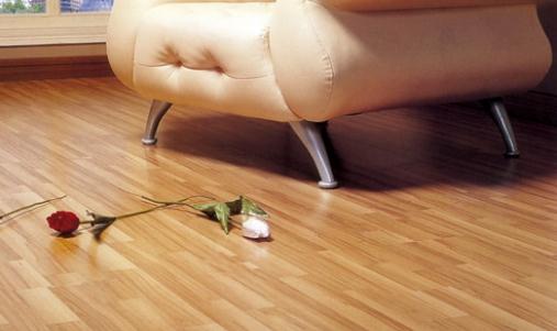 地板的清洗方法：地板油漬如何清洗？