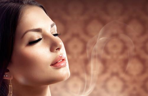 黃皮膚美女玩轉(zhuǎn)粉嫩彩妝 選對色彩很重要！