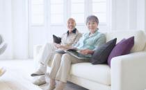 久坐沙發對老年人非常不利