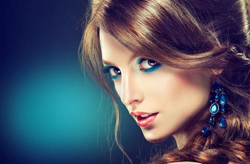 熟女扮美有術(shù)！巧刷奶油色腮紅重返20