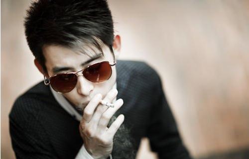 吸煙大黃牙 男性必學(xué)美牙法