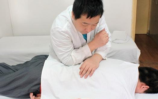 用推拿來幫男人“推”掉多余脂肪