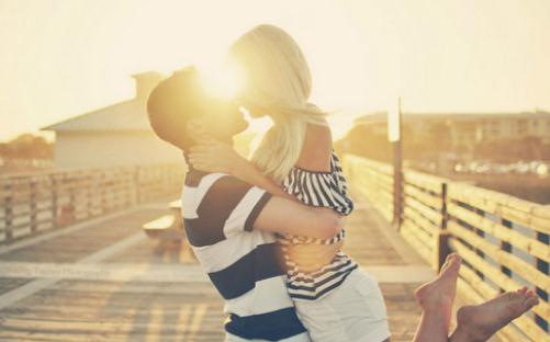 5個小動作教你如何打動男人