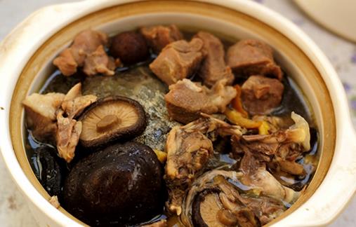 女人補(bǔ)血藥膳:甲魚羊肉湯的做法