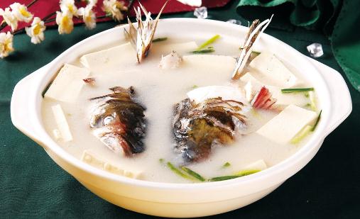 魚(yú)頭燉豆腐營(yíng)養(yǎng)加倍哦！