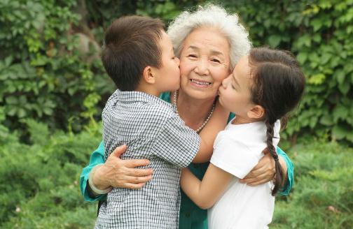 如何說服固執的老人