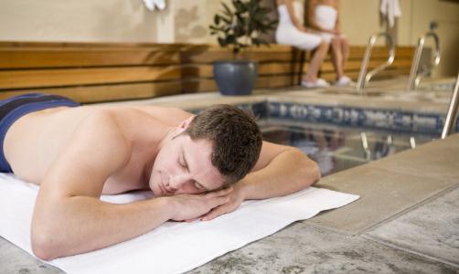 男人趴著睡或導致不育