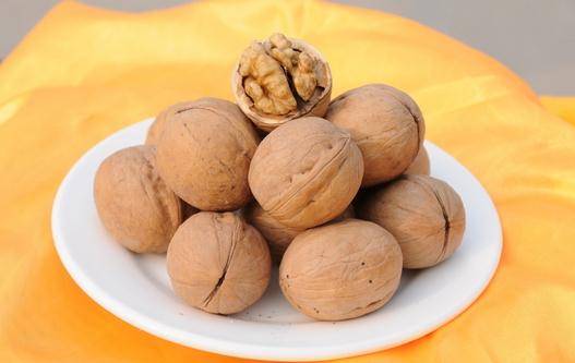 多吃核桃的好處:吃核桃促進心臟健康