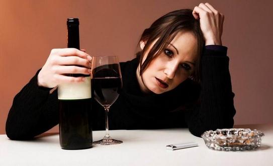 女人抽煙又喝酒?對卵子危害大!