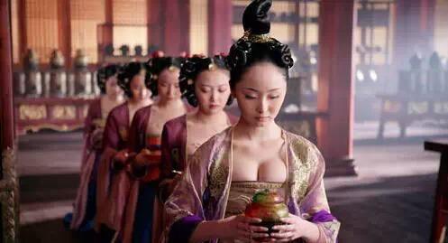 胸器滿大街 沒有紙巾擦鼻血的唐朝宅男如何是好