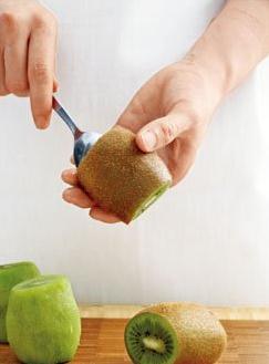 獼猴桃怎么去皮？獼猴桃去皮方法，怎樣給獼猴桃去皮妙招：鋼勺巧去獼猴桃皮
