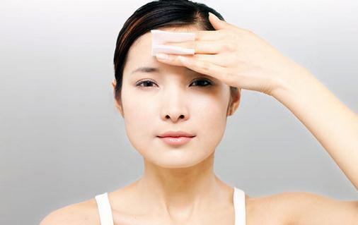 揭秘5大護膚誤區:護膚品涂越多越好?