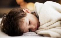 孩子穿衣太厚小心招病！