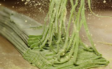 【菠菜面】菠菜面的營養(yǎng)價值_菠菜面怎么做好吃_菠菜面的做法大全 【菠菜面】菠菜面的營養(yǎng)價值_菠菜面怎么做好吃_菠菜面的做法大全