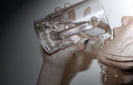 消除小肚腩?補充水分很重要