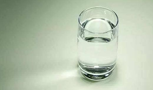 喝水有啥好處?水中加這些食物更健康