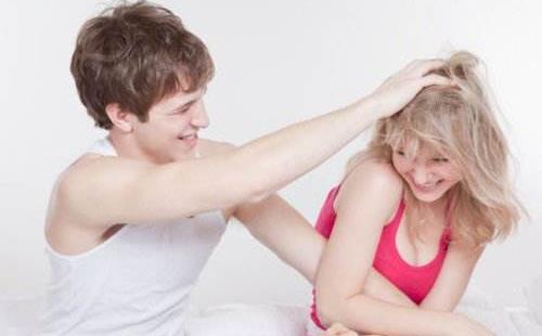 為什么女人喜歡挽男人手臂？