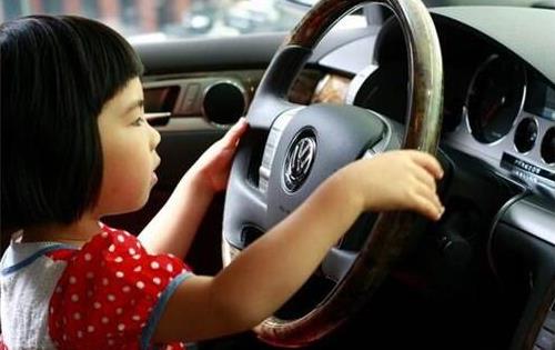 小孩子被困在車內應該怎么辦