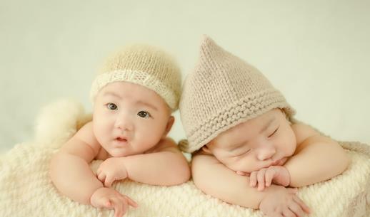 寶寶吐奶是咋回事?寶寶吐奶怎么護理?