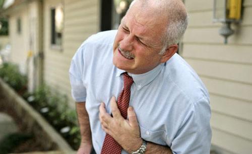 胸口中間疼是怎么回事