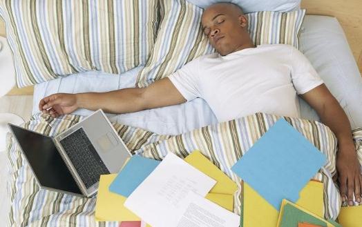 睡覺姿勢影響男性的生育 趴著睡覺危害大