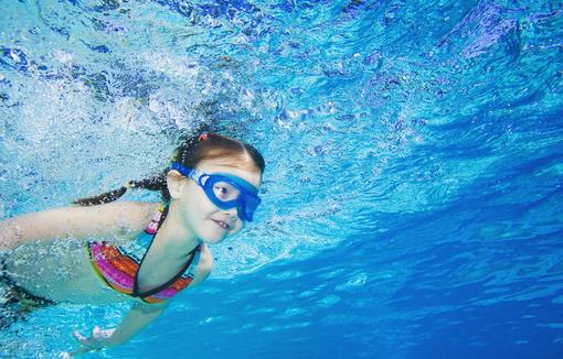 游泳時耳朵進水該怎么辦