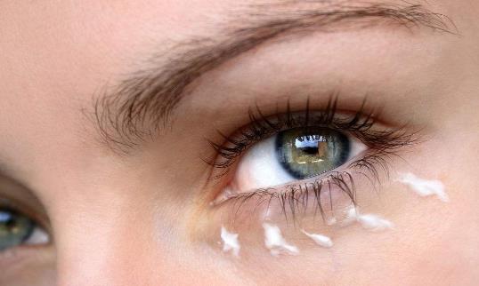 哪個(gè)年齡段需要開(kāi)始使用眼霜