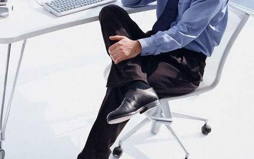 蹺二郎腿的危害千萬(wàn)別忽視！