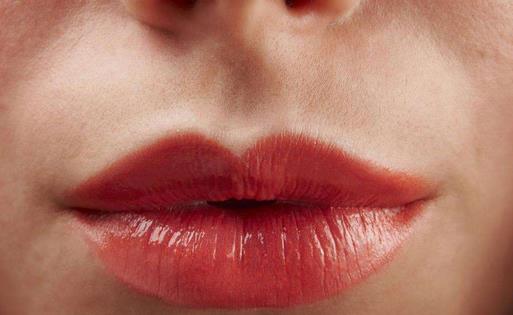 三招嘴唇健身操幫你趕走嘴角皺紋！