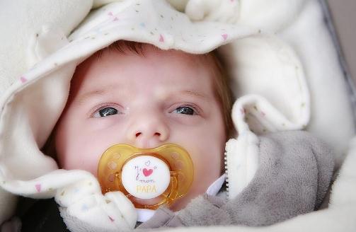 給嬰兒穿衣服萬(wàn)萬(wàn)不可太緊